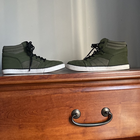 Size 7 mens milatary green high top shoe hardly worn - Picture 2 of 3